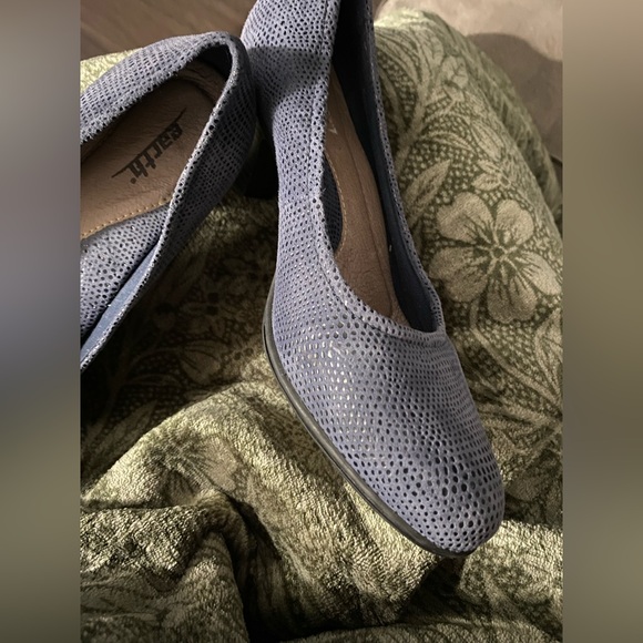 Earth Bluish gray suede/leather pumps (depending on lighting). Sz. 8 EUC - Picture 7 of 16